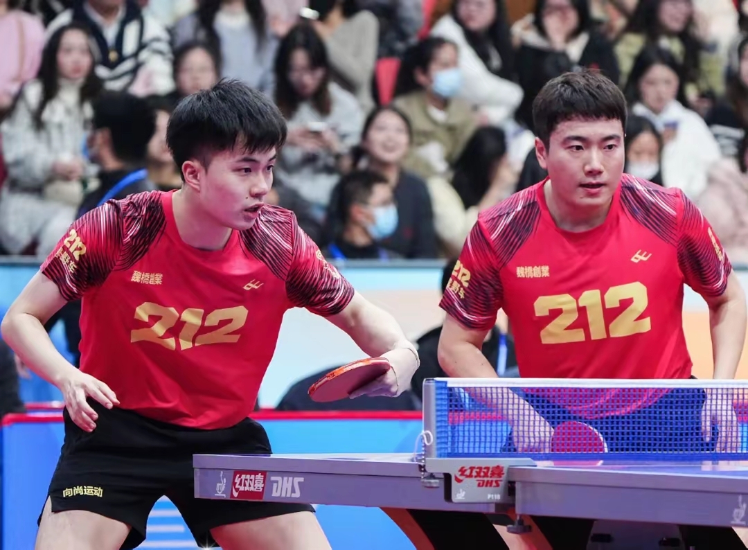 JJB- 乒乓球夜战：洞庭银狐队鏖战三湘猎隼队，速度优势明显韧性与执行并存